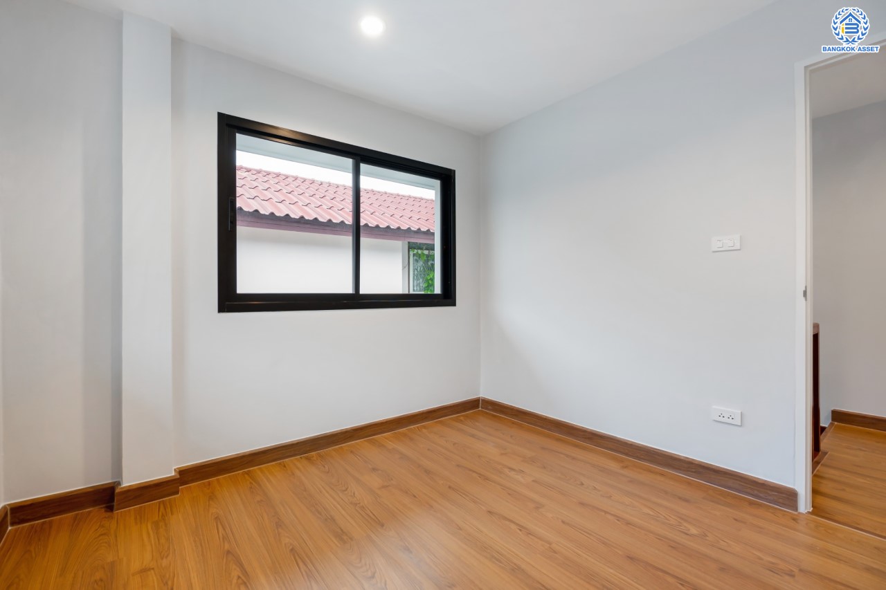 บ้านมือสองตกแต่งใหม่ ม.ปั้นทอง3 ลาดปลาเค้า76 เนื้อที่ 41.3 ตร.ว. ฟังก์ชัน 3 ห้องนอน 2 ห้องน้ำ 1 ห้องอเนกประสงค์ จอดรถได้ 2 คัน สภาพแวดล้อมเยี่ยม เชื่อมต่อ ถ.ประเสริฐมนูกิจ, ถ.เกษตร-นวมินทร์ ใกล้ ม.เกษตร, รถไฟฟ้าสายสีเขียว "สถานีเสนานิคม" และทางด่วน "ฉลองรัช"